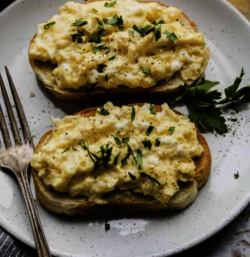 SCRAMBLED EGG ON TOAST